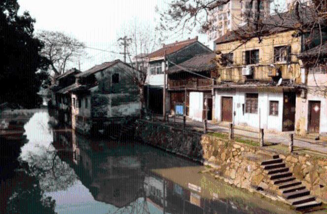 男子患肝癌晚期,拿出17万元为乡亲凿山修路,每天躺在椅子上指挥